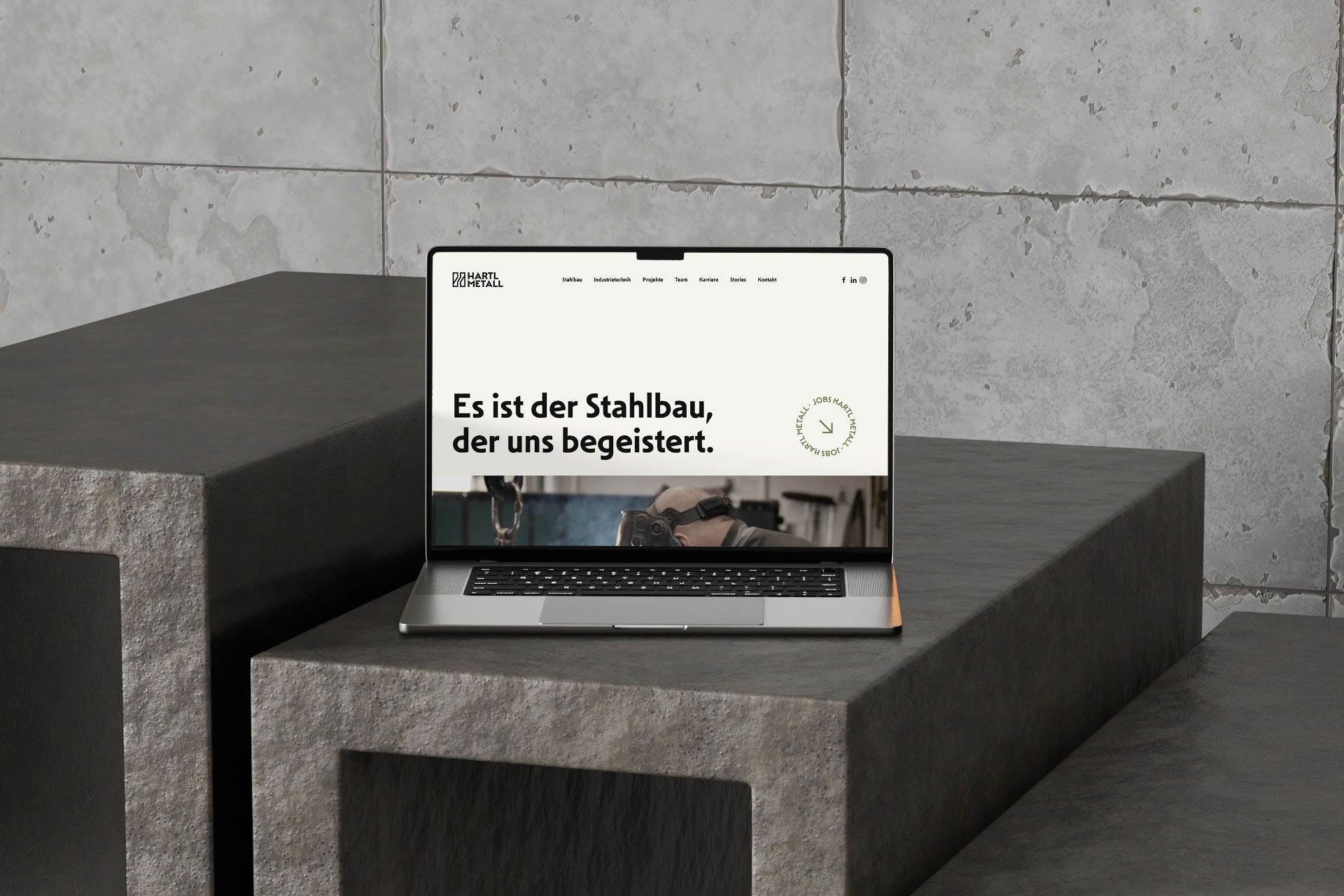 Plappermaul Referenz Hartl Metall Mockup Laptop Stein Hintergrund