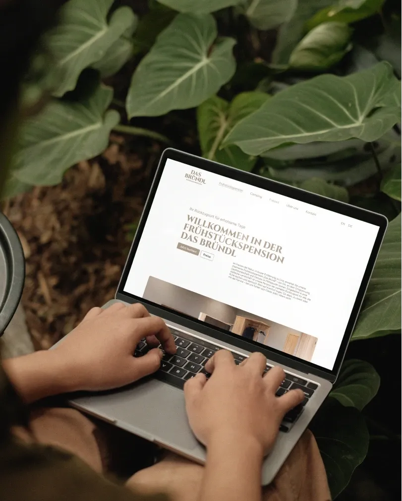 plappermaul-referenz-dasbruendl-website-mockup-macbook-2