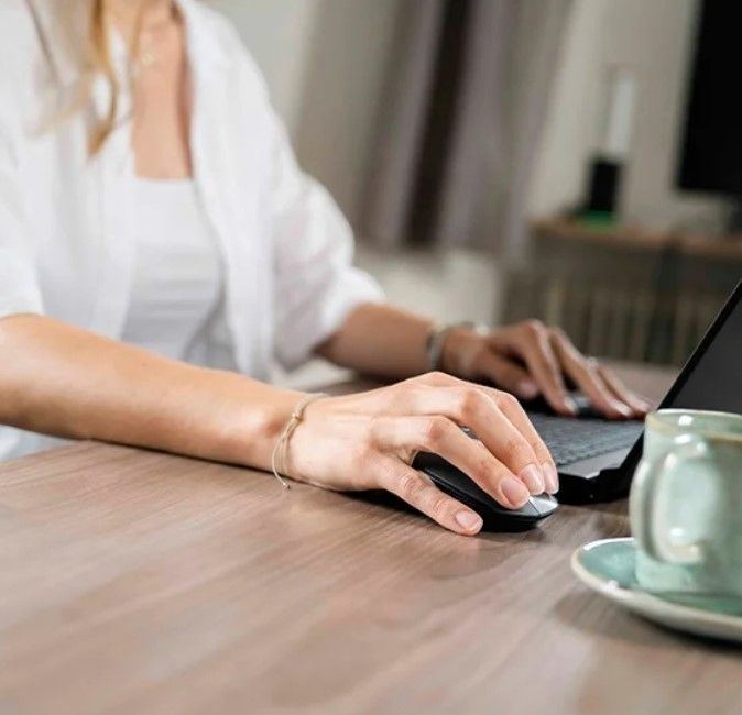 Plappermaul Person arbeitet am Laptop - Blog