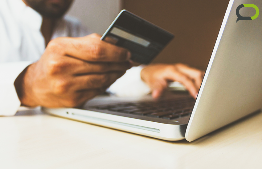 E-Commerce - Kreditkarte und Laptop